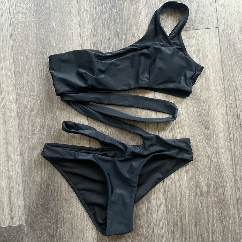 Black One-Shoulder Cutout Swimsuit slash sexy M *bundle item*